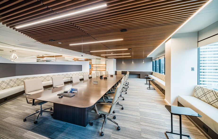 More Photos Of 300 S Riverside Plz, Chicago Office For Lease