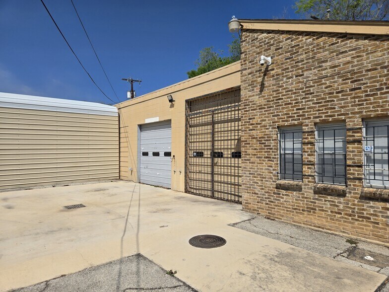 More Photos Of 203 Corinne Dr, San Antonio Auto Repair For Lease