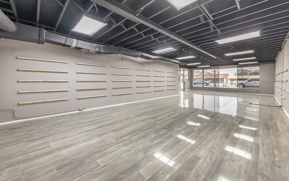 More Photos Of 2621 34th St, Lubbock Freestanding For Sale