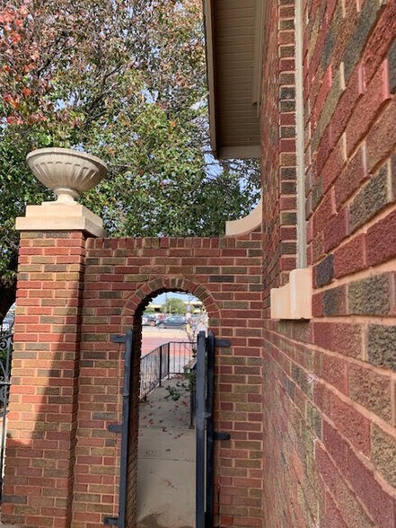 More Photos Of 2405 Broadway St, Lubbock Office For Sale