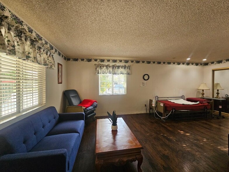 More Photos Of 17441 Hiawatha St, Granada Hills Assisted Living For Sale