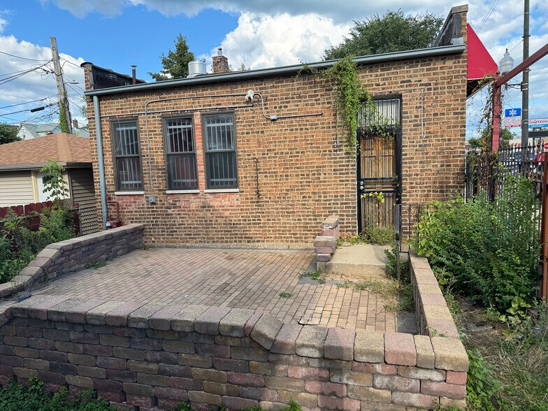 More Photos Of 3544 106th St E, Chicago General Retail For Lease