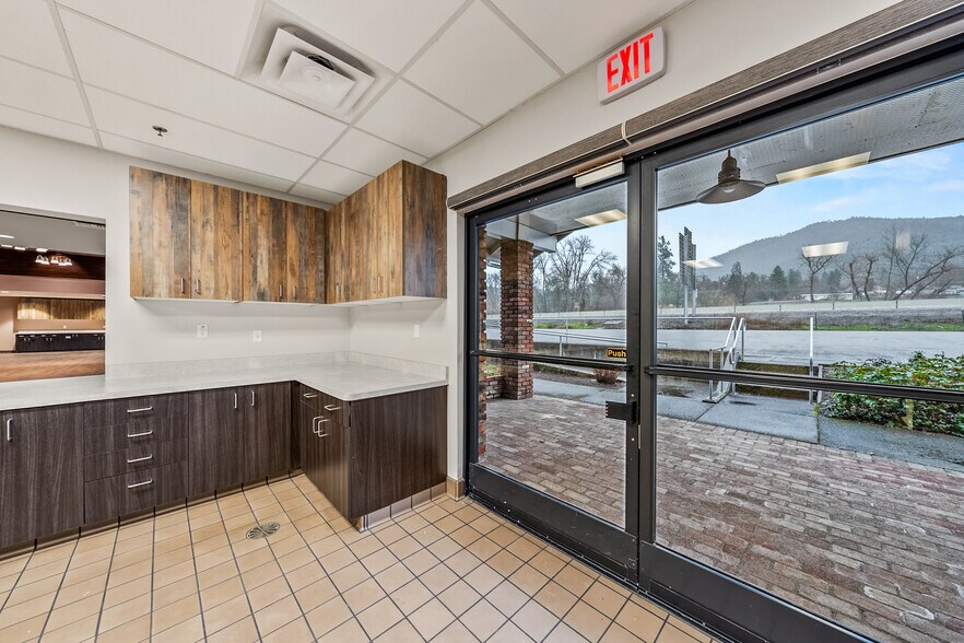 More Photos Of 2166 NW Vine St, Grants Pass Medical For Sale