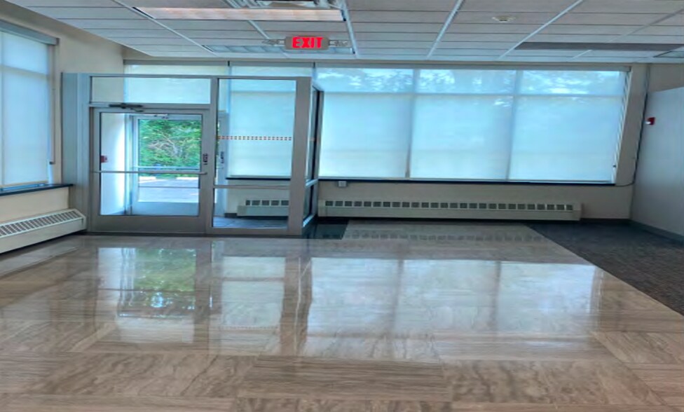 More Photos Of 35 W Long Lake Rd, Bloomfield Hills Bank For Lease