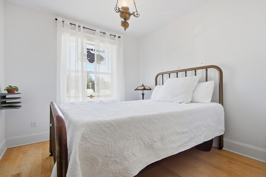 More Photos Of 104 Spruce St E, Ilwaco General Retail For Sale