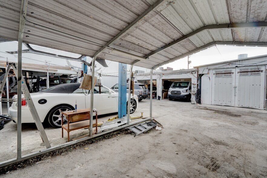 More Photos Of 205 N Dixie Hwy, Hallandale Beach Service For Sale