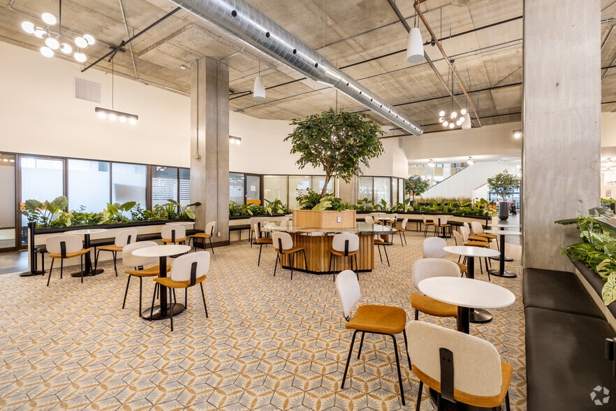 More Photos Of 555 Rue Chabanel O, Montréal Office For Sale