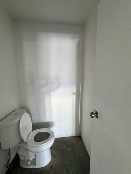 More Photos Of 2302-2320 Cabrera Ave, San Bernardino Service For Lease