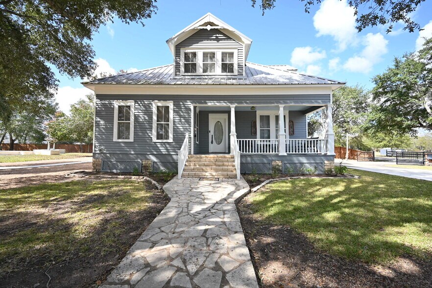 More Photos Of 315 Cedar St, New Ulm Specialty For Sale