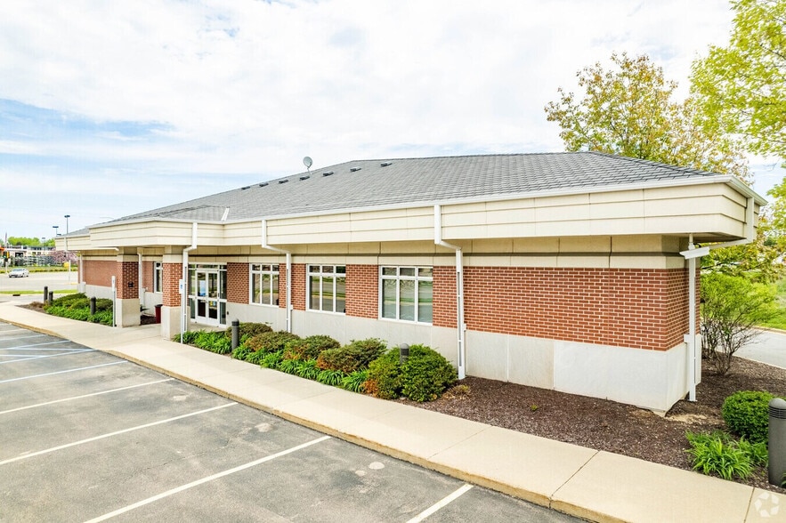 Primary Photo Of 4702 Verona Rd, Madison Bank For Lease
