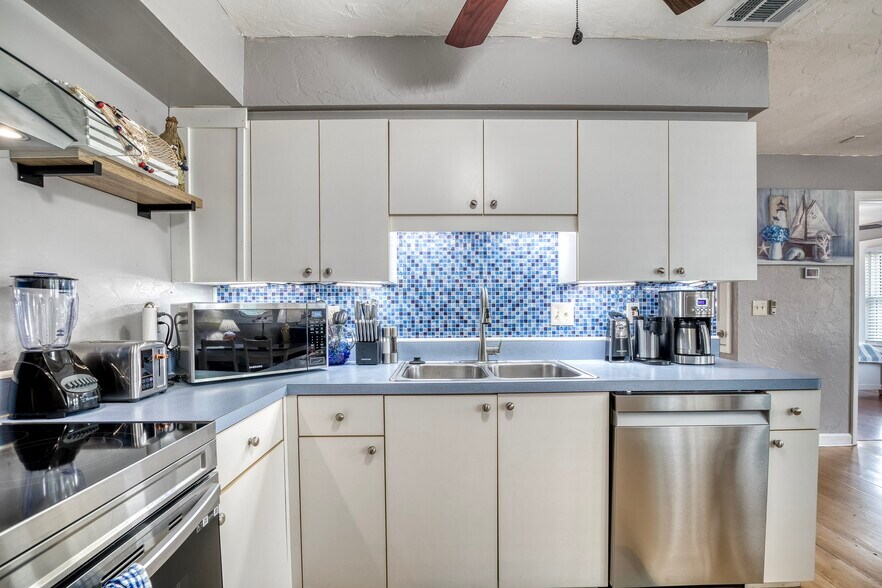 More Photos Of 304 15th St W, Bradenton Specialty For Sale