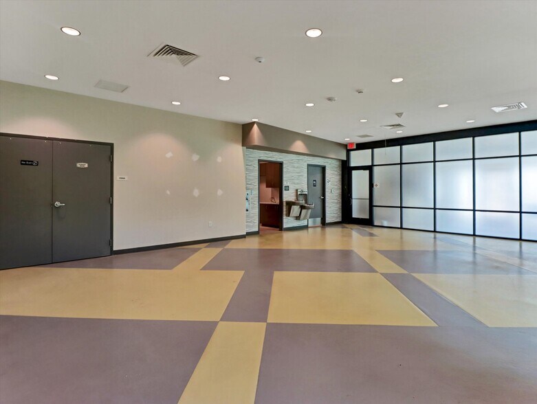 More Photos Of 7901 Palm River Rd, Tampa Medical For Lease