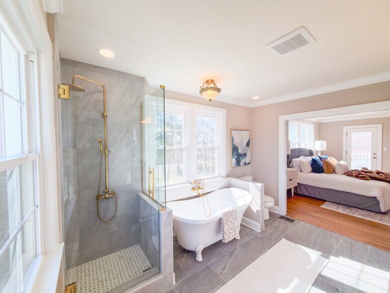 More Photos Of 621 E College St, Pulaski Hotel For Sale