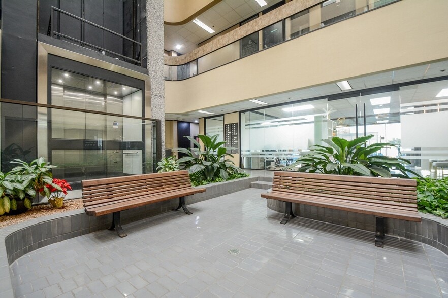More Photos Of 6100 Corporate Dr, Houston Office For Sale