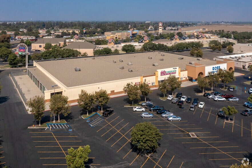 More Photos Of 1475 Hillman St, Tulare Freestanding For Lease
