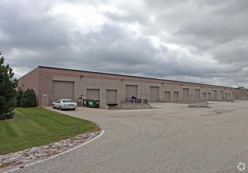 More Photos Of 700-714 Rose Dr, Hartland Warehouse For Lease