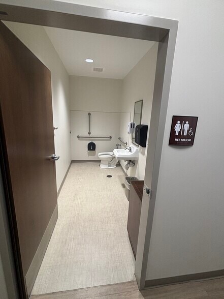 More Photos Of 1714 W Springfield Ave, Champaign Storefront For Lease