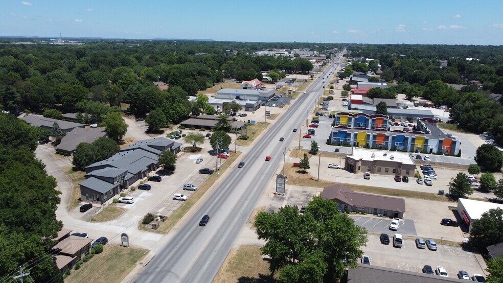 More Photos Of 9 Halsted Cir, Rogers Medical For Lease