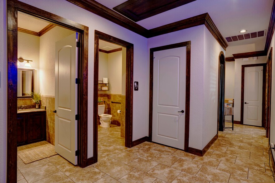 More Photos Of 9125 Belshire Dr, North Richland Hills Office For Lease