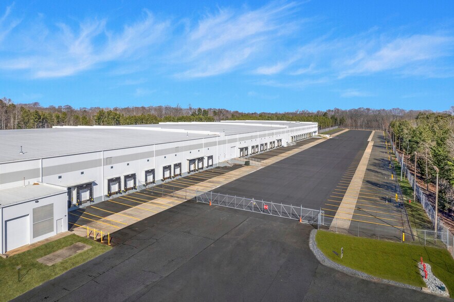 More Photos Of 12801 Jamesburg Dr, Huntersville Distribution For Lease