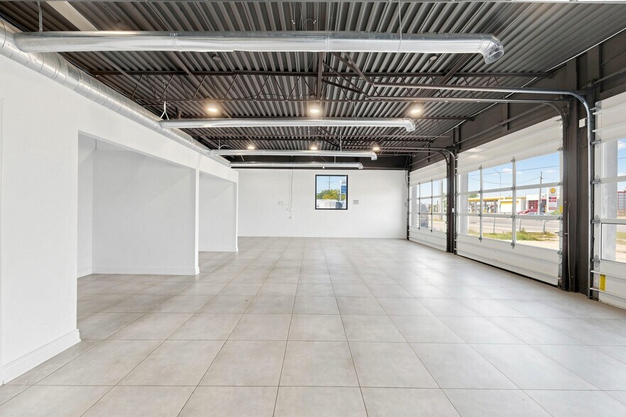 More Photos Of 1502 Speers Rd, Oakville Auto Repair For Lease