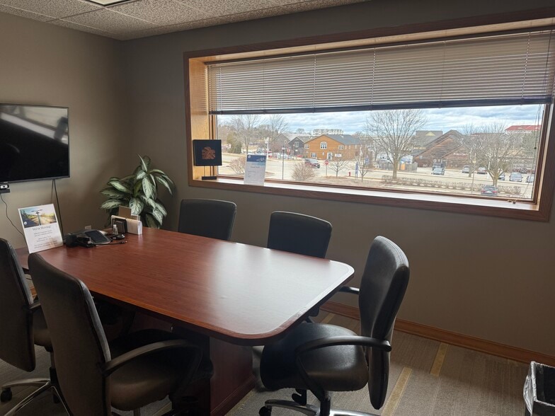 More Photos Of 712 Riverfront Dr, Sheboygan Office For Lease
