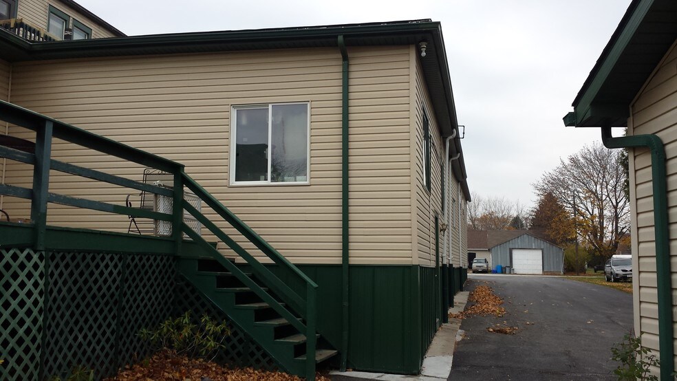 More Photos Of 506 Forest Home Dr, Francis Creek Apartments For Sale