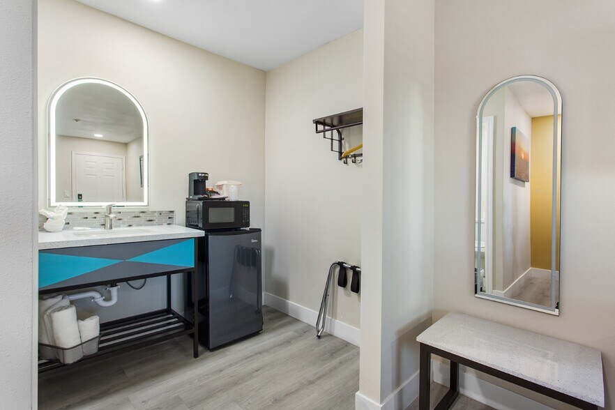 More Photos Of 15765 Mojave Dr, Victorville Hotel For Sale