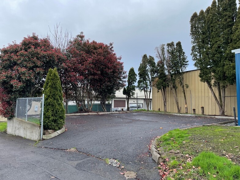 More Photos Of 1703 E 4th St, Vancouver Warehouse For Lease