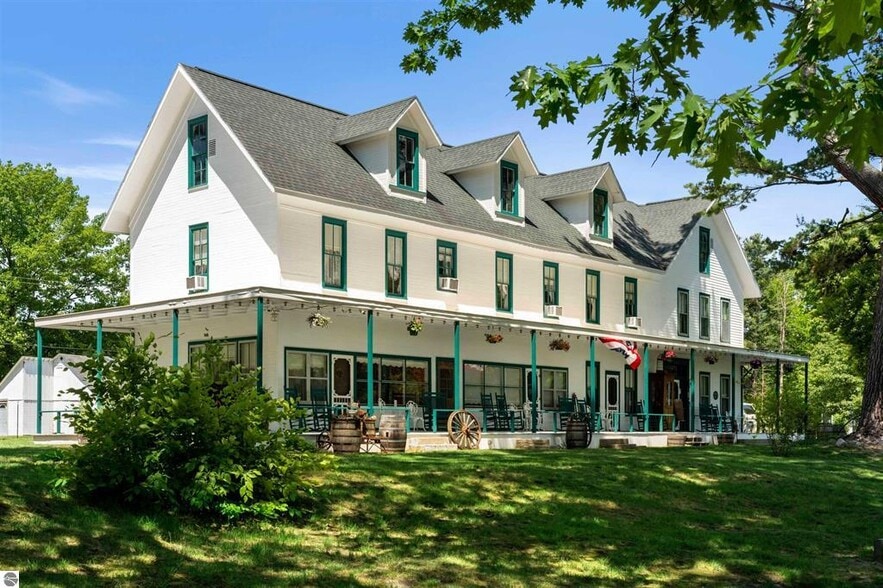 Primary Photo Of 18599 Mission Rd, Traverse City Hotel For Sale