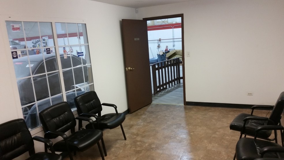More Photos Of 440 Industrial Dr, Naperville Warehouse For Lease
