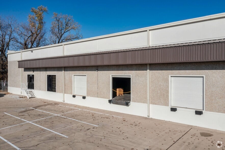 More Photos Of 10203 Corkwood Rd, Dallas Distribution For Lease