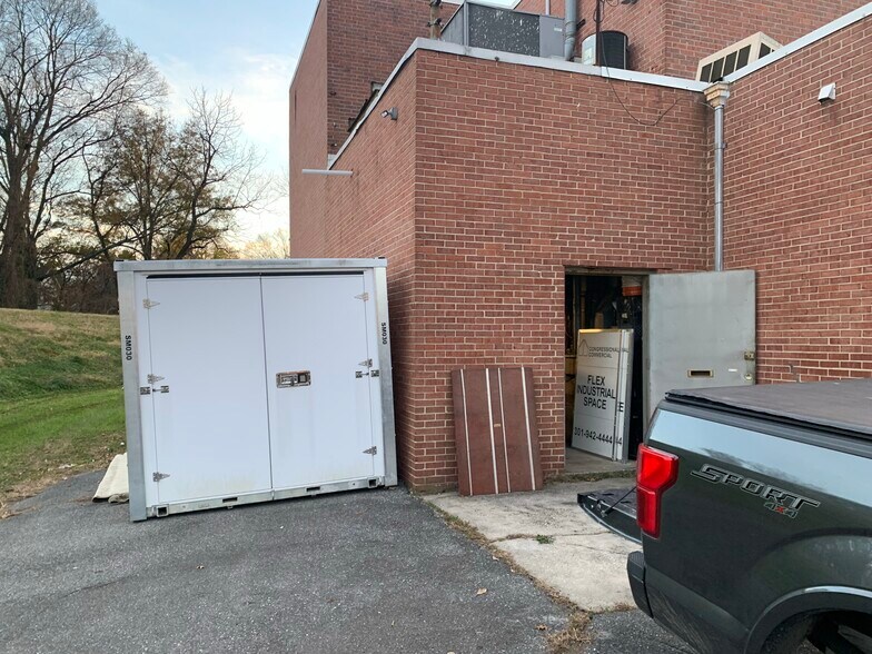 More Photos Of 3415-3501 Windom Rd, Brentwood Warehouse For Lease