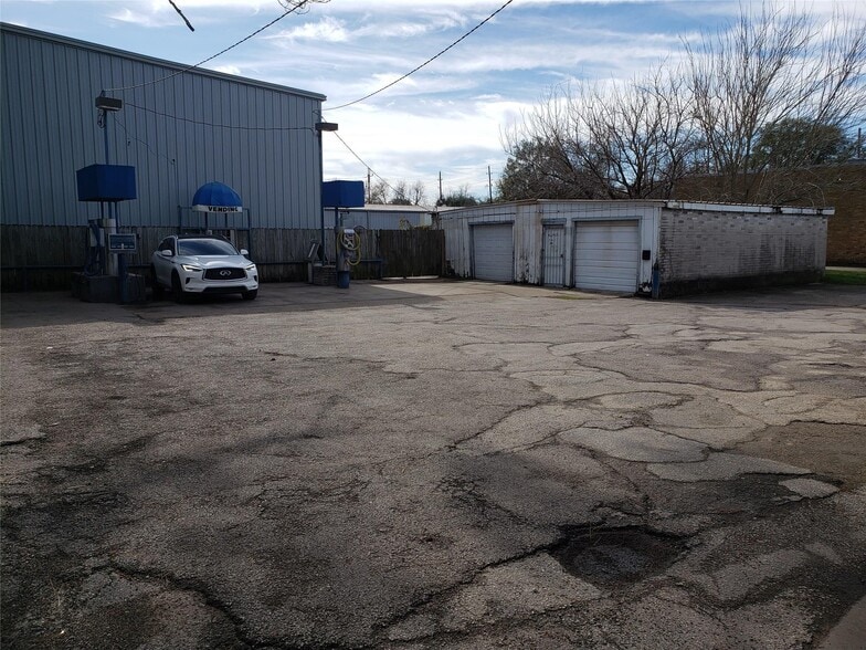 More Photos Of 1006 1st St E, Humble Carwash For Sale