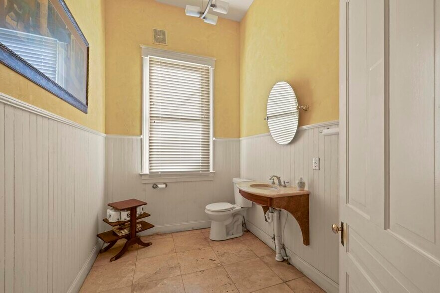 More Photos Of 656 Garden St, Pensacola Office For Sale