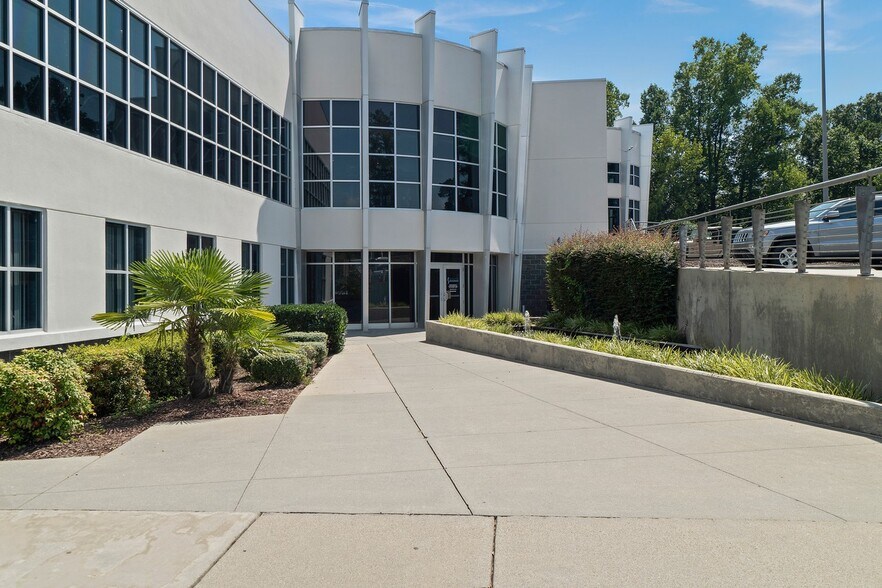 More Photos Of 191 W Plaza Dr, Mooresville Storefront Retail Office For Lease