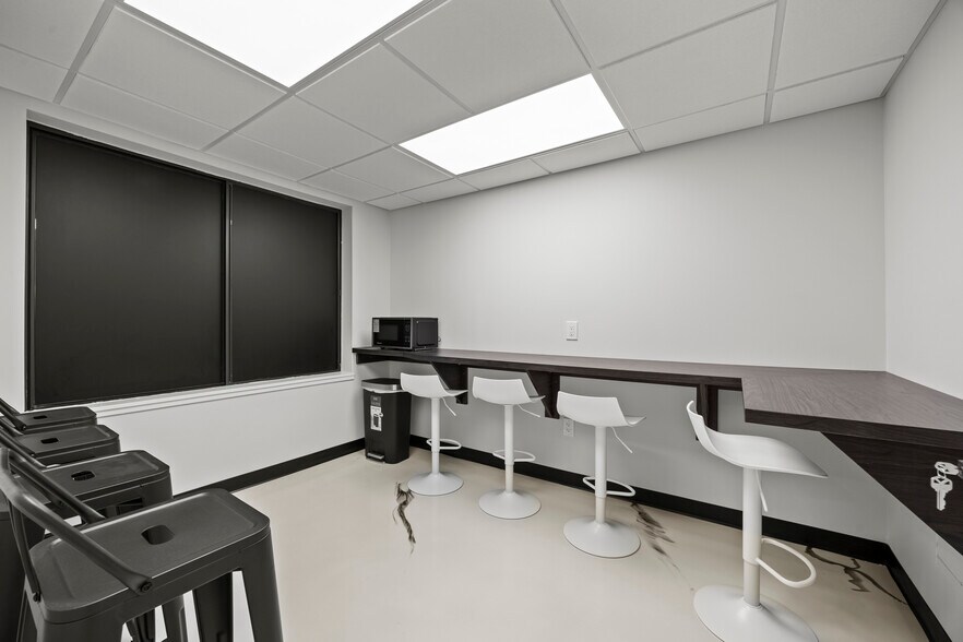 More Photos Of 4588 Kenny Rd, Columbus Storefront Retail Office For Sale