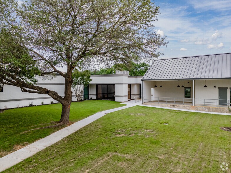 More Photos Of 707 Landa St, New Braunfels Office For Lease