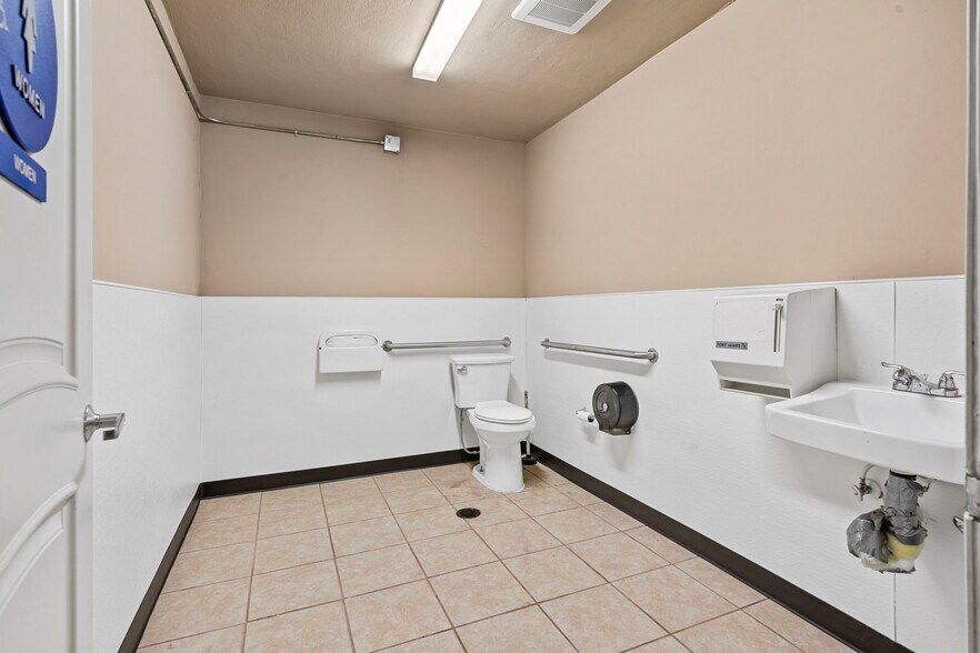 More Photos Of 1005 N El Dorado St, Stockton Hotel For Sale