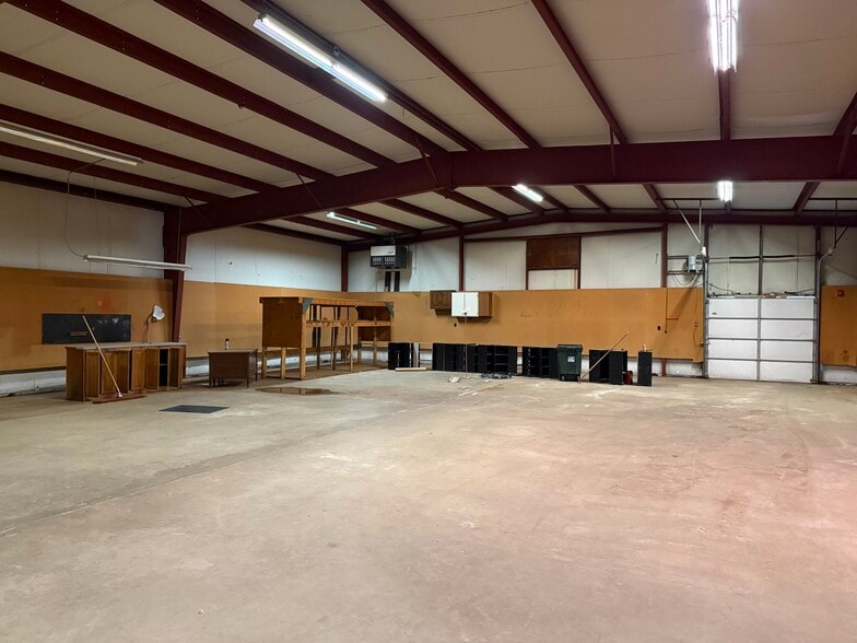 More Photos Of 2314 N 5th St, Niles Showroom For Sale