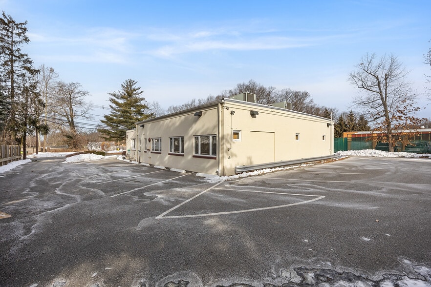 More Photos Of 39 Woodland Rd, Roseland Office For Sale