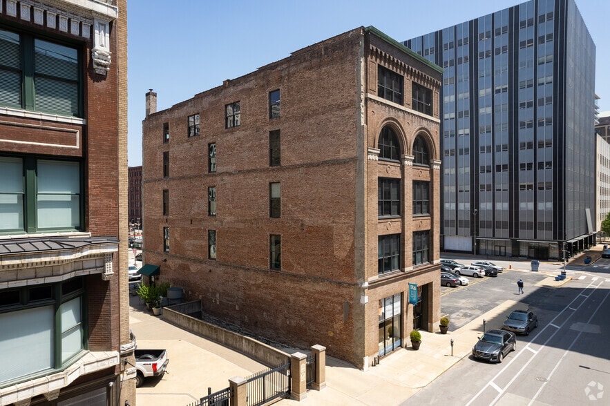 Primary Photo Of 1113-1115 Locust St, Saint Louis Office For Sale