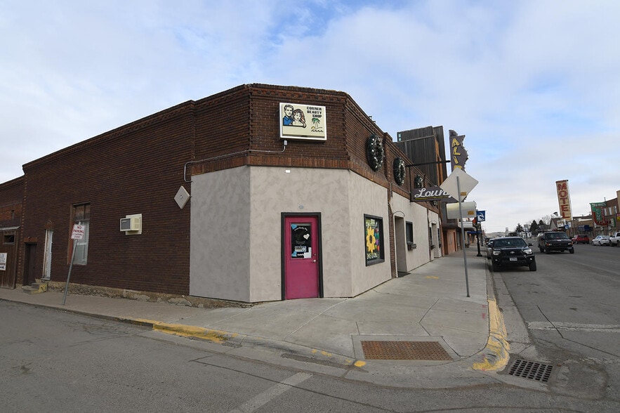 More Photos Of 239 Main St, Shelby Bar For Sale