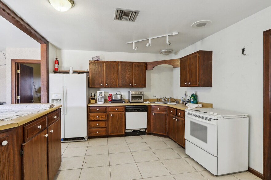 More Photos Of 15901 W Northern Ave, Litchfield Park General Retail For Sale