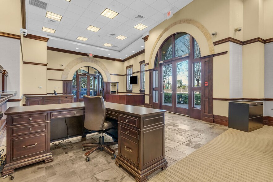 More Photos Of 5800 W Northwest Hwy, Dallas Office For Sale