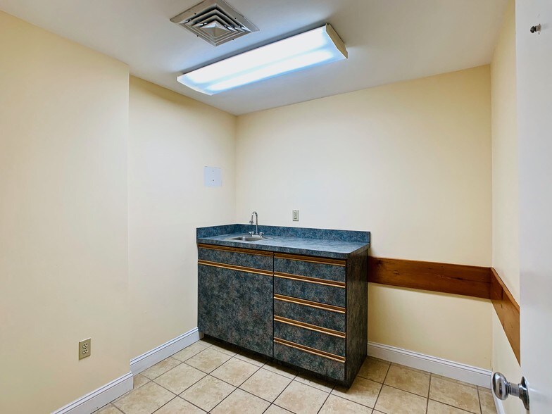 More Photos Of 435 Furnace St, Marshfield Medical For Sale