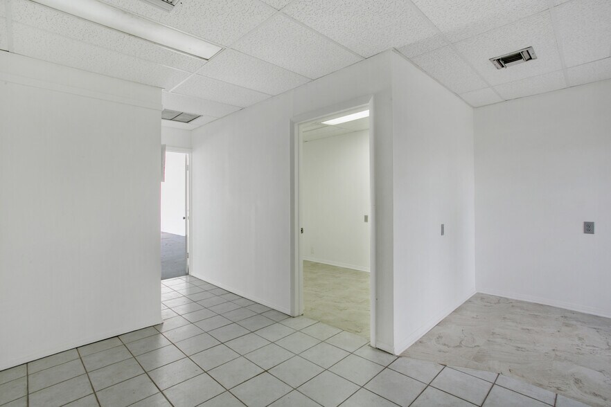 More Photos Of 1500-1536 S Dixie Hwy, Pompano Beach Showroom For Lease