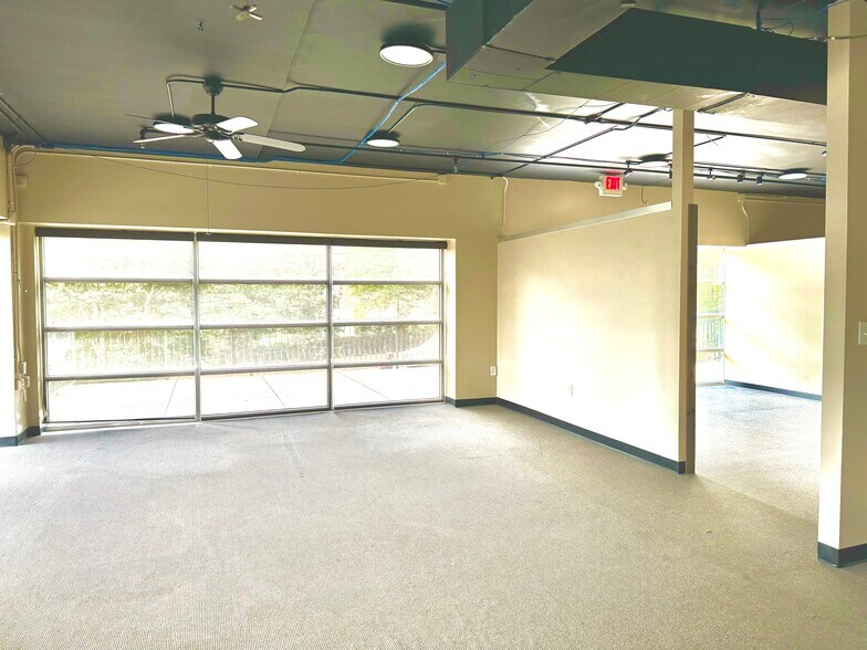 More Photos Of 494 Baxter St, Athens Office For Lease