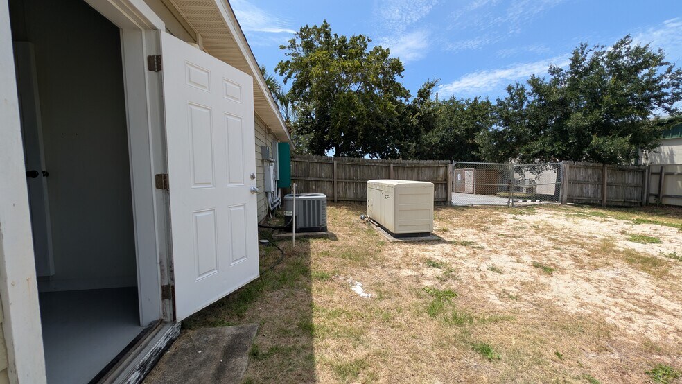 More Photos Of 515 Mountain Dr, Destin Flex For Lease