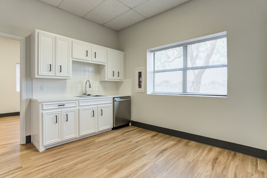 More Photos Of 510 Valencia Ave, Lubbock Warehouse For Sale